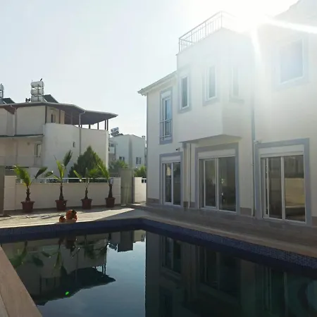 ヴィラ Kadriyede Muestakil Villa Yuezme Havuzlu