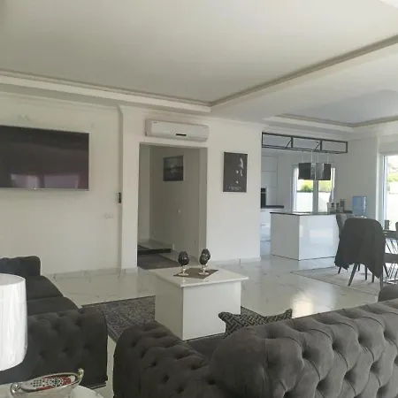 ヴィラ Kadriyede Muestakil Villa Yuezme Havuzlu